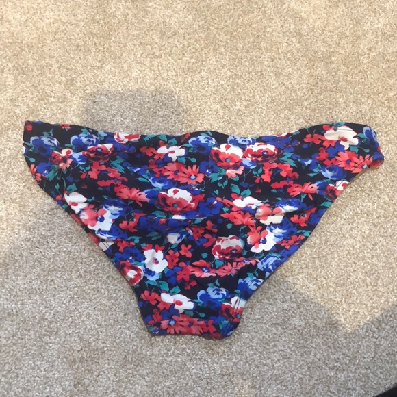 Bikini - Picture 8 of 8